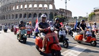 Parade Vespa Meriahkan Perayaan 80 Tahun Skuter Ikonik di Roma