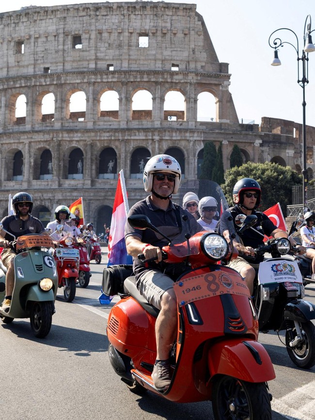 Parade Vespa Meriahkan Perayaan 80 Tahun Skuter Ikonik di Roma
