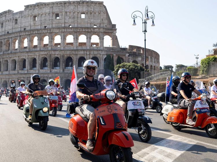 Parade Vespa Meriahkan Perayaan 80 Tahun Skuter Ikonik di Roma