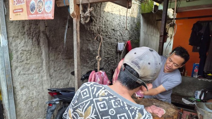 Pedagang daging sapi di Jl Ayub, Kebon Jeruk, Jakarta Barat, Arif, terus berjuang mengikuti perkembangan zaman.