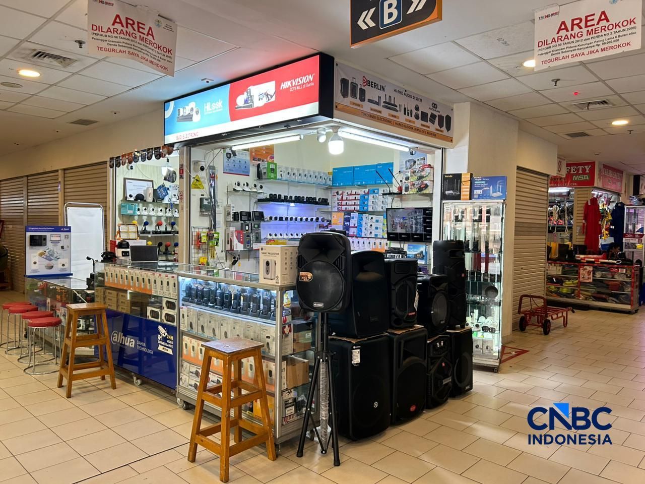 Pedagang elektronik di Glodok sepi pembeli. (CNBC Indonesia/Elga Nurmutia)