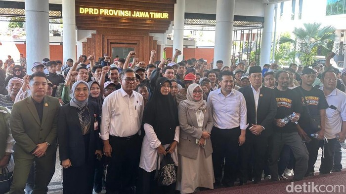 Pejabat bersama para demonstrasi di Gedung DPRD Jatim