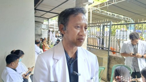 dr Ronald Louk, perwakilan IDI NTT yang diwawancarai disela proses penguburan dr Icha di Kupang, Senin (29/6/2026).