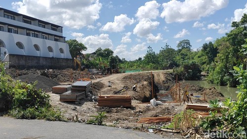 Proses penataan lahan jalan baru tembus Subak Sari-Umalas di Desa Tibubeneng, Kecamatan Kuta Utara, Senin (29/6/2026).