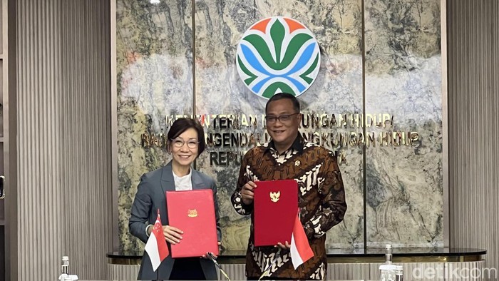 Pemerintah RI dan Singapura menyepakati kerja sama lingkungan hidup melingkupi penanganan sampah, pencemaran udara, karhutla, hingga mitigasi fenomena El Nino. (Adhfar/detikcom)