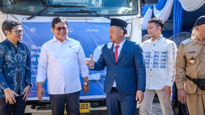 Bupati Gresik Fandi Akhmad Yani bersama Wakil Menteri Transmigrasi RI Viva Yoga Mauladi melepas langsung ekspor rajungan