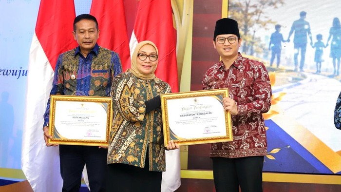 Bupati Trenggalek Mochamad Nur Arifin menerima penghargaan PPA Award 2026 dari Menteri Arifah Fauzi