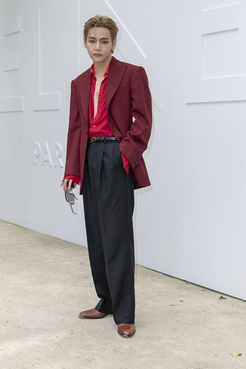 Penampilan V BTS di Paris Fashion Week 2026.