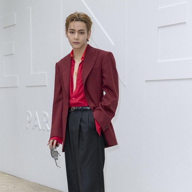 Gaya V BTS Pamer Dada di Fashion Show CELINE, Pesonanya Bikin Fans Histeris