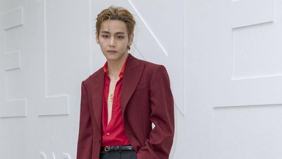 Gaya V BTS Pamer Dada di Fashion Show CELINE, Pesonanya Bikin Fans Histeris