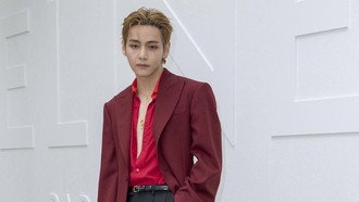 Gaya V BTS Pamer Dada di Fashion Show CELINE, Pesonanya Bikin Fans Histeris