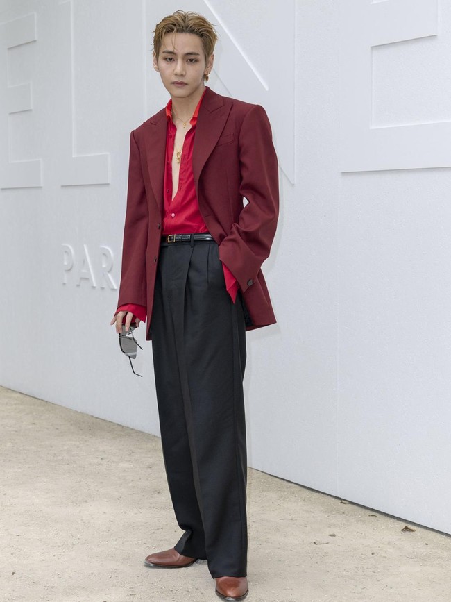 Gaya V BTS Pamer Dada di Fashion Show CELINE, Pesonanya Bikin Fans Histeris