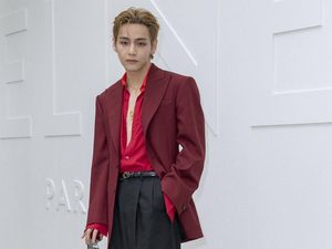 Video: ARMY Siapin Mental! Lihat Gaya Seksi V BTS di Paris Fashion Week