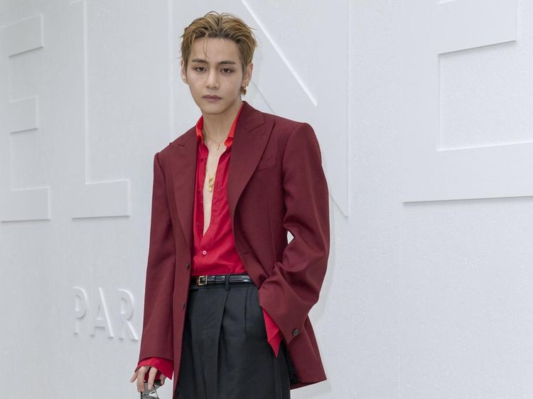 Gaya V BTS Pamer Dada di Fashion Show CELINE, Pesonanya Bikin Fans Histeris