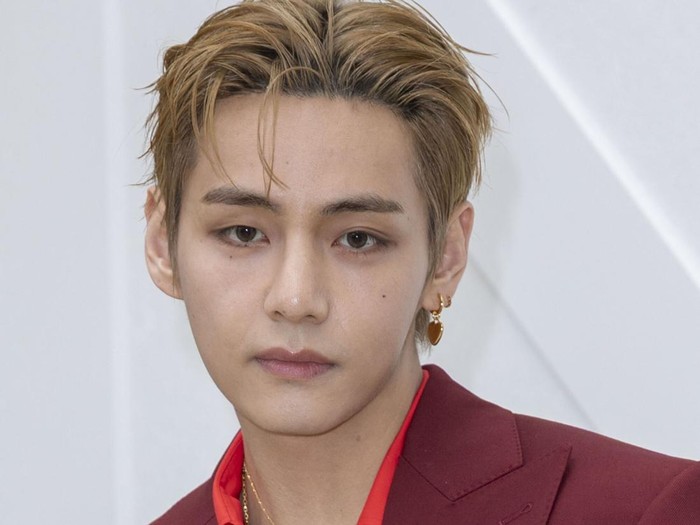 Penampilan V BTS di Paris Fashion Week 2026.