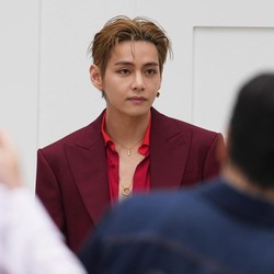Blak-blakan V BTS soal Kondisi Sebelah Telinga