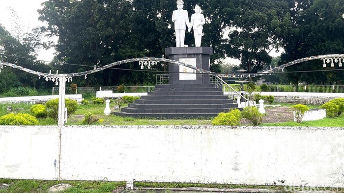 Besi pagar di Monumen TD Pardede habis.