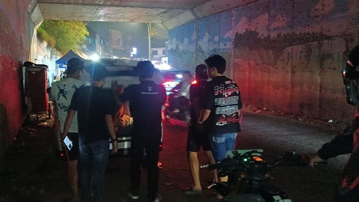 Polisi saat membekuk pencuri tujuh unit gawai di Stadion Citarum, AW (46), di Kabupaten Bandung Barat, Jawa Barat. Foto diunggah Senin (29/6/2026).