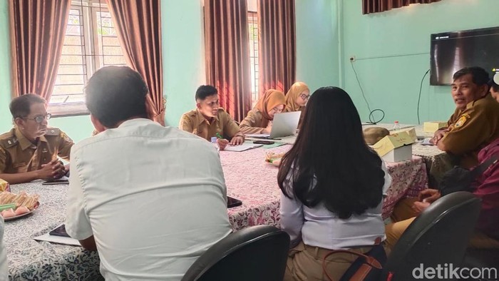 Pertemuan 6 Kades dengan Kepala DLH Kendal, PT Cikarang, Badan Kesbangpol, Sekcam Weleri.