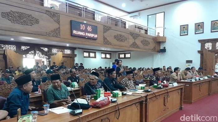 Petani Karangsari saat mendatangi kantor DPRD Pati, Senin (29/6/2026).