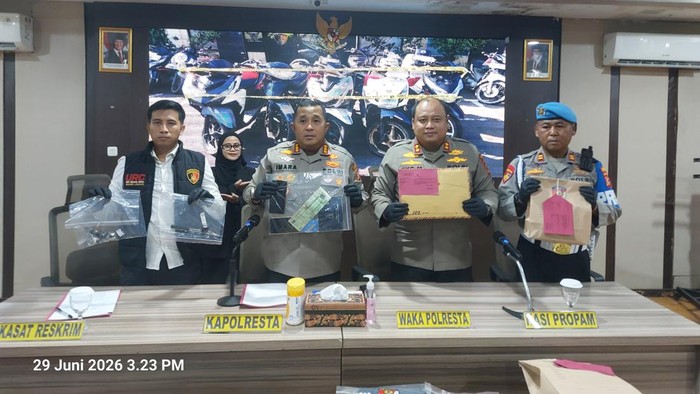 Pihak kepolisian saat menunjukkan barang bukti kasus penipuan LPK di Cirebon.