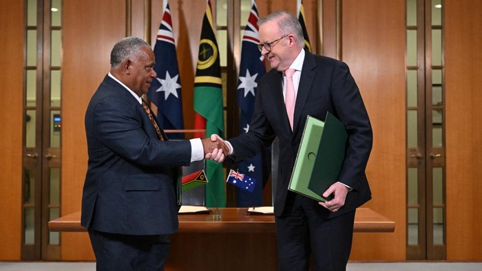 PM Vanuatu Jotham Napat dan PM Australia Anthony Albanese berjabat tangan usai meneken pakta keamanan yang melarang pendirian pangkalan militer asing di Vanuatu (via REUTERS/LUKAS COCH)