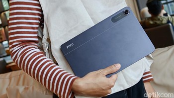 Di sektor daya, Poco membekali Pad C1 dengan baterai 7.600 mAh yang diklaim mampu bertahan hingga 1,7 hari dalam penggunaan normal. Pengisian dayanya mendukung fast charging 18W serta reverse charging 10W yang memungkinkan tablet digunakan sebagai power bank darurat untuk perangkat lain. Foto: Adi Fida Rahman/detikINET