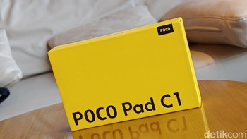 Kotak kemasan Poco Pad C1 berbalut warna kuning khas Poco. Foto: Adi Fida Rahman/detikINET