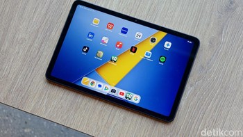 Salah satu daya tarik Poco Pad C1 terletak pada layarnya yang berukuran 9,7 inci dengan resolusi 2K dan refresh rate hingga 120Hz. Panel tersebut juga telah mengantongi tiga sertifikasi TÜV Rheinland untuk perlindungan mata serta menawarkan tingkat kecerahan hingga 600 nits sehingga tetap nyaman digunakan di luar ruangan. Foto: Adi Fida Rahman/detikINET
