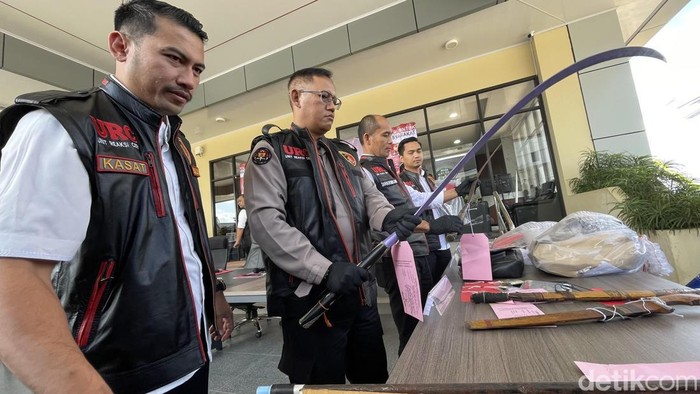 Polda Kalsel tunjukkan barang bukti sajam yang dimiliki anak di bawah umur.