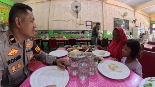 Polisi di Rohul berbagi di Hari Bhayangkara ke-80, ajak anak yatim makan dan belanja, Minggu (28/6/2026).