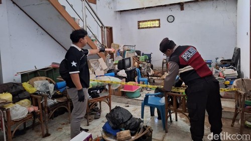 Polisi melakukan olah TKP atas penemuan jenazah nenek berusia 76 tahun di Banjar Selat, Desa Perean Tengah, Kecamatan Baturiti, Tabanan, Minggu (28/6/2026).