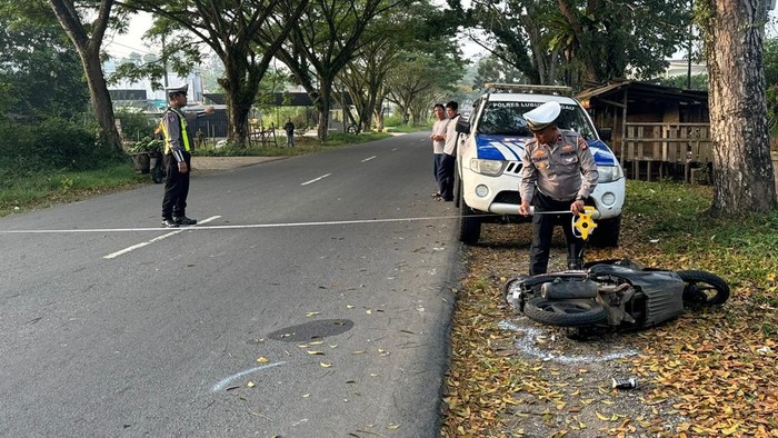 Polisi melakukan olah TKP ibu dan anak ditabrak bus