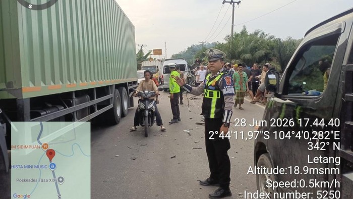 Polisi melakukan olah TKP kecelakaan Hiace tabrak truk