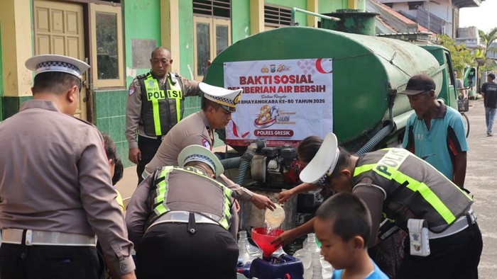 Polres Gresik salurkan air bersih ke warga
