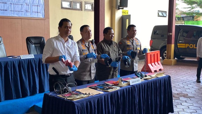 Polres Metro Jakarta Pusat menggelar konferensi pers kasus penyekapan karyawan percetakan di Senen, Senin (29/6/2026).