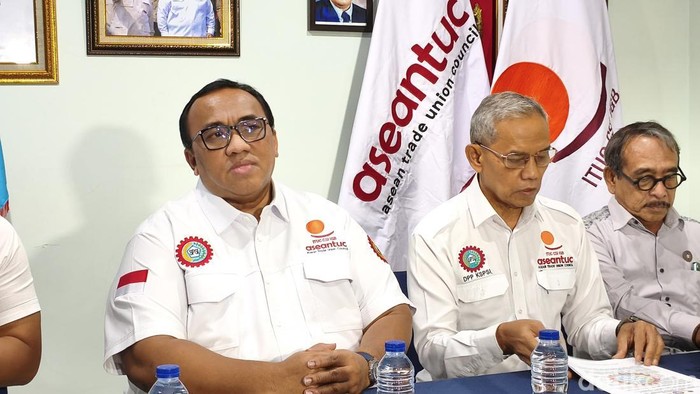 Presiden KSPSI Andi Gani (kiri) mengungkapkan, sekitar 447 pekerja di PT Granito Kramik mengalami PHK. Dia akan menemui pimpinan perusahaan untuk bahas PHK itu. (Kurniawan/detikcom)