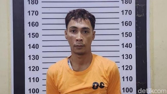 Pria bernama Wawan (30) yang hendak menyerang anggota kepolisian dan warga menggunakan parang di Kota Makassar.