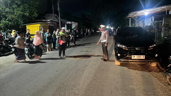Seorang pria bernama M Arsyad meninggal setelah ditabrak motor saat menyeberang jalan ke masjid di Sinjai.