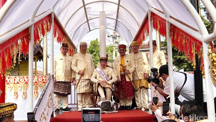 Proses adat injak kepala kerbau yang dilakukan Jokowi di Lampung