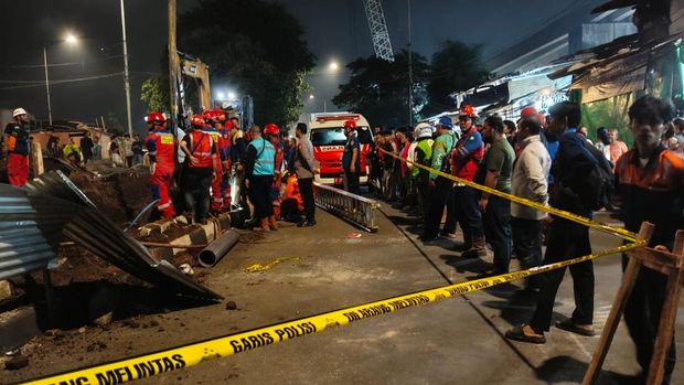 Proses evakuasi bocah yang terperosok ke dalam lubang proyek di Jaksel, Minggu (28/6/2026) dini hari.