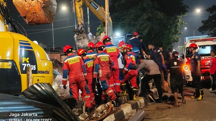 Proses evakuasi bocah yang terperosok ke dalam lubang proyek di Jaksel, Minggu (28/6/2026) dini hari.