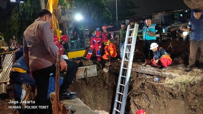 Proses evakuasi bocah yang terperosok ke dalam lubang proyek di Jaksel, Minggu (28/6/2026) dini hari.