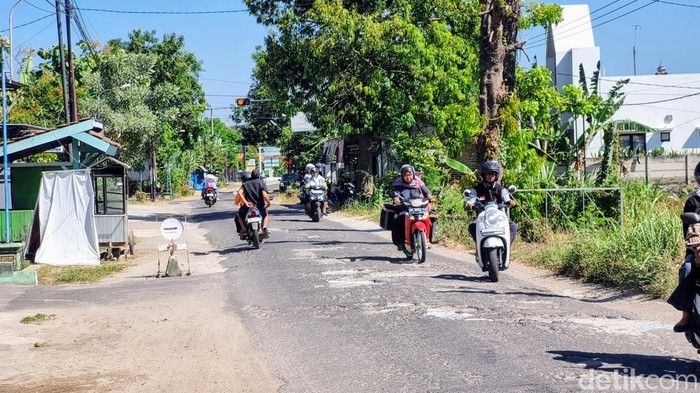Protes jalan rusak warga di Ponorogo corat-ccoret aspal