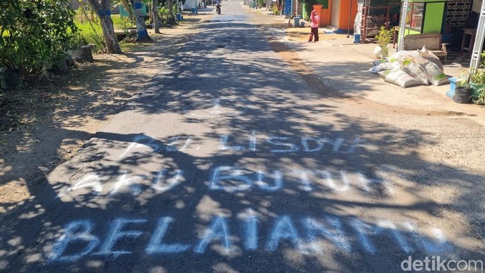 Protes jalan rusak warga di Ponorogo corat-ccoret aspal