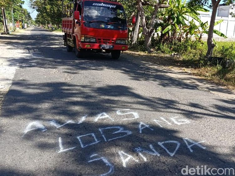 Cara Lain Warga di Ponorogo Protes Jalan Rusak