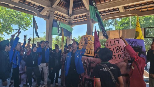 Puluhan massa mahasiswa Cipayung Plus Singaraja berdemonstrasi di Kantor DPRD Buleleng, Senin (29/6/2026). (Wijaya Kusuma/detikBali)