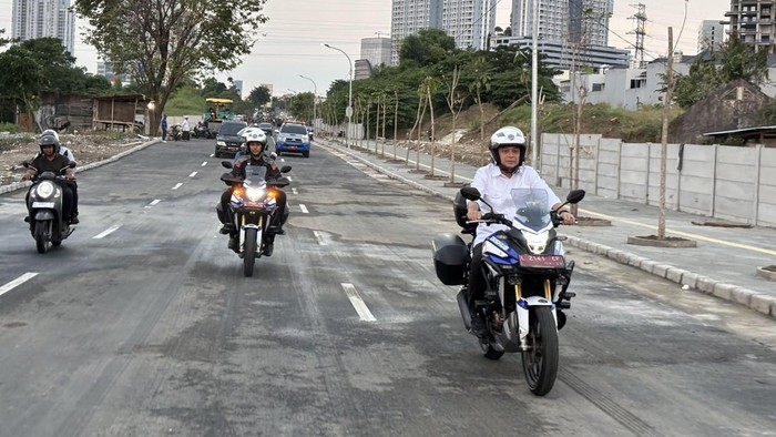 Wali Kota Eri Cahyadi mencoba Radial Road Jalan Lontar Surabaya