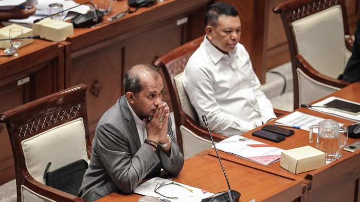 Wakil Menteri Hukum Edward Omar Sharif Hiariej (kiri) dan Wakil Menteri Sekretaris Negara Bambang Eko Suhariyanto (kanan) mengikuti rapat kerja dengan Komisi I DPR di Kompleks Parlemen, Senayan, Jakarta, Senin (29/6/2026). Rapat tersebut membahas Pembicaraan Tingkat I pembahasan Rancangan Undang-Undang tentang Keamanan dan Ketahanan Siber (KKS). ANTARA FOTO/Dhemas Reviyanto/kye