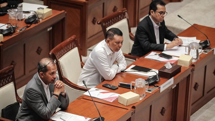 Wakil Menteri Hukum Edward Omar Sharif Hiariej (kiri), Wakil Menteri Sekretaris Negara Bambang Eko Suhariyanto (tengah) dan Wakil Menteri Komunikasi dan Digital Nezar Patria (kanan) mengikuti rapat kerja dengan Komisi I DPR di Kompleks Parlemen, Senayan, Jakarta, Senin (29/6/2026). Rapat tersebut membahas Pembicaraan Tingkat I pembahasan Rancangan Undang-Undang tentang Keamanan dan Ketahanan Siber (KKS). ANTARA FOTO/Dhemas Reviyanto/kye